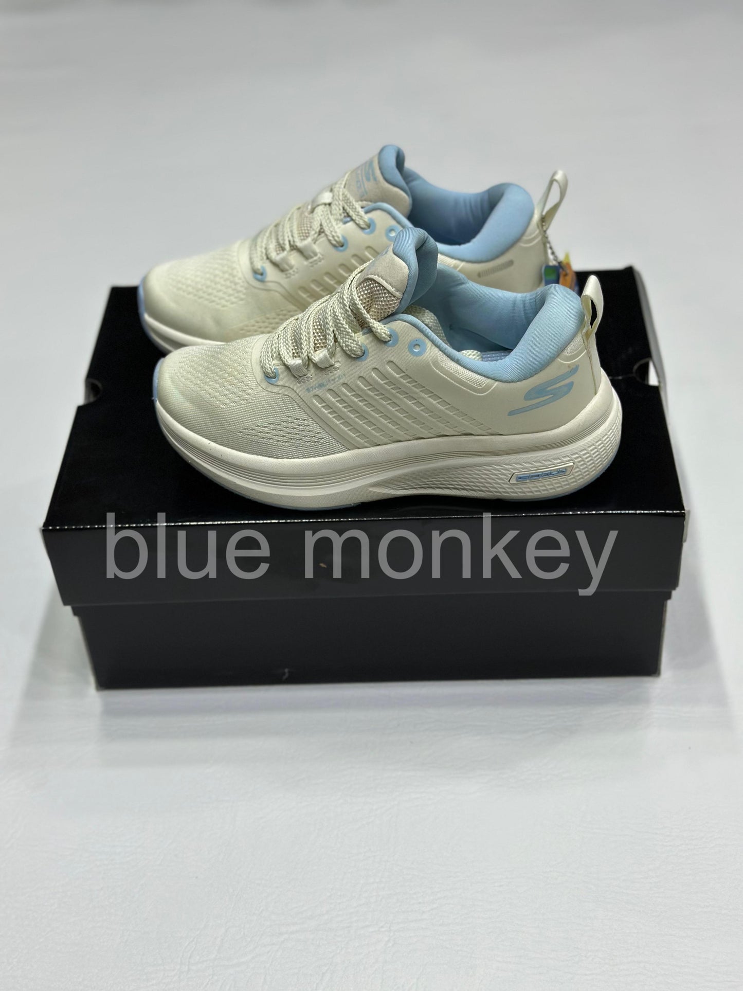 SKECHERS GRAY SK GO V2