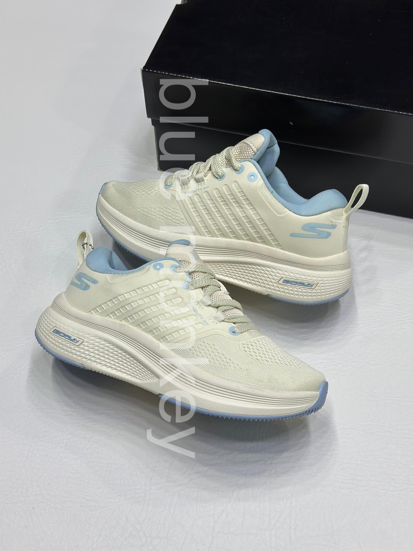 SKECHERS GRAY SK GO V2