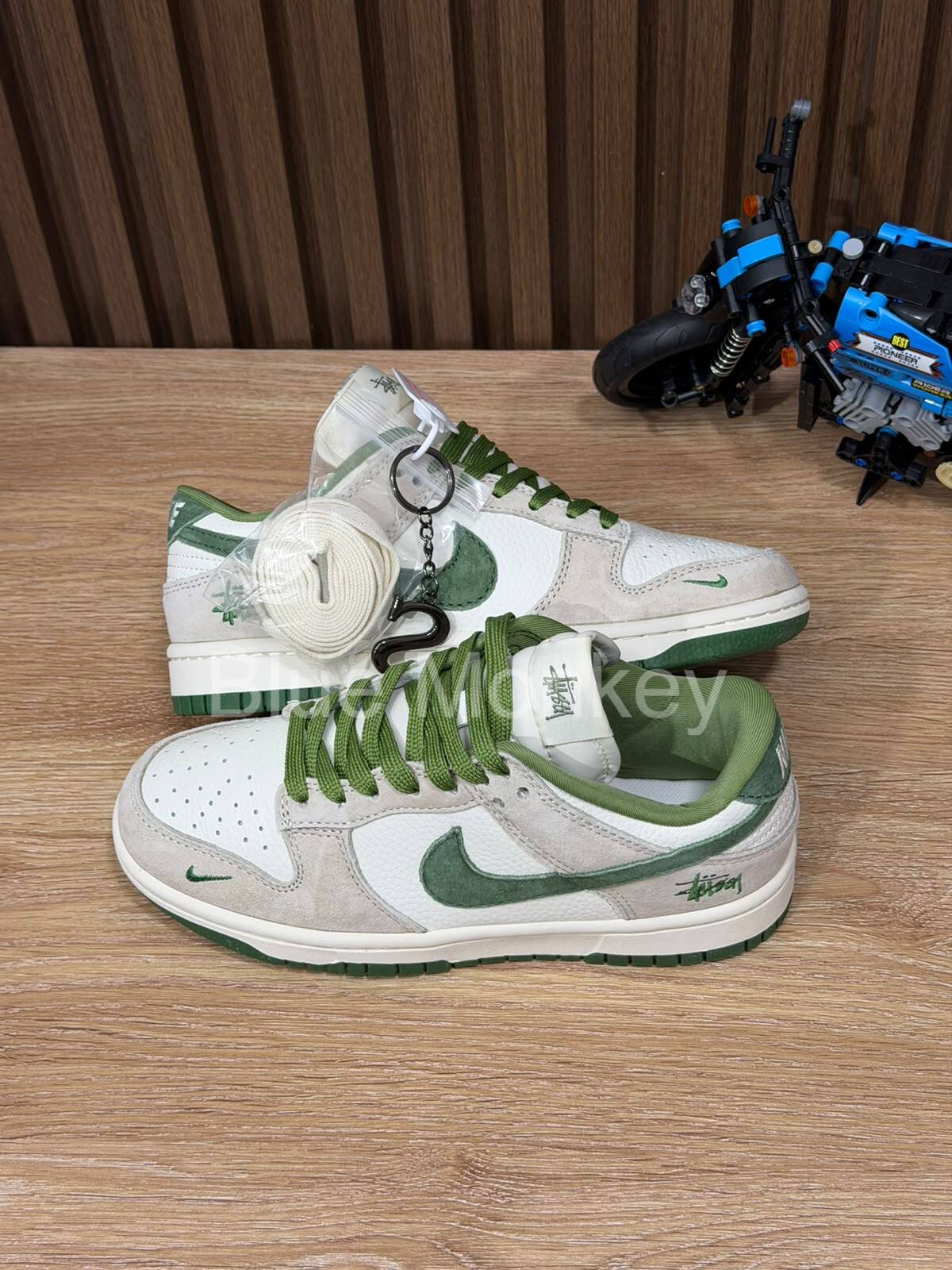 Nike SB Dunk Low x Stüssy