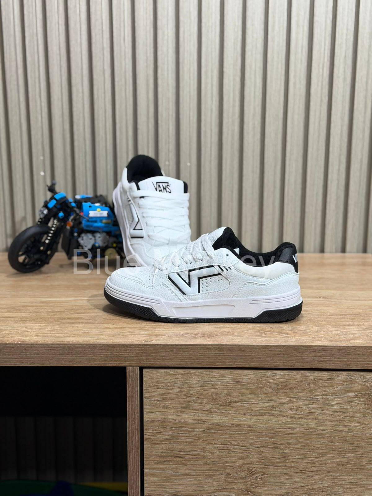 Vans Upland white and black