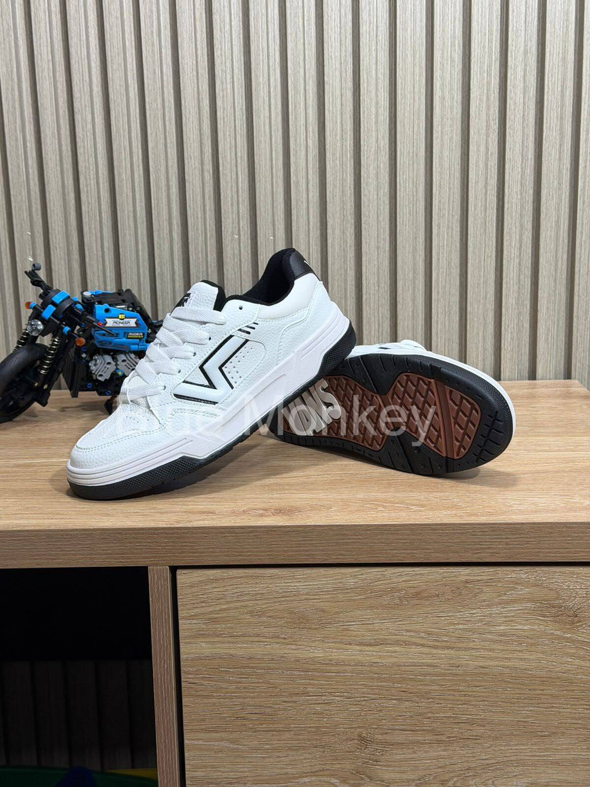 Vans Upland white and black