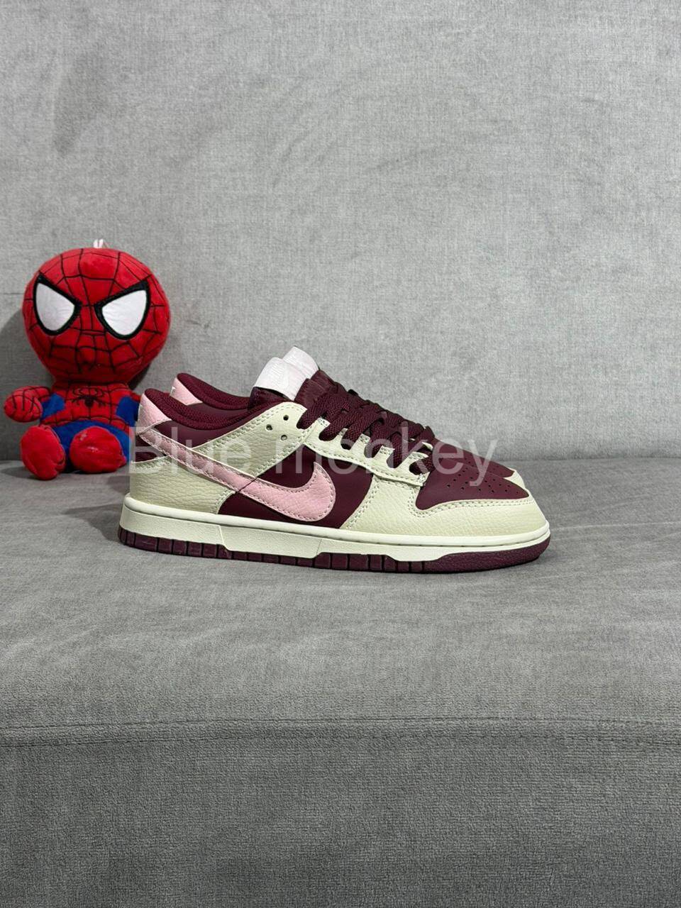 Nike Dunk Low "Valentine's Day