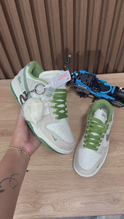 Nike SB Dunk Low x Stüssy